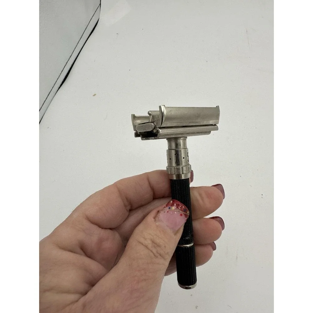 Gillette Super Adjustable Black Beauty Safety Razor, Settings 1-9 w/blades‎